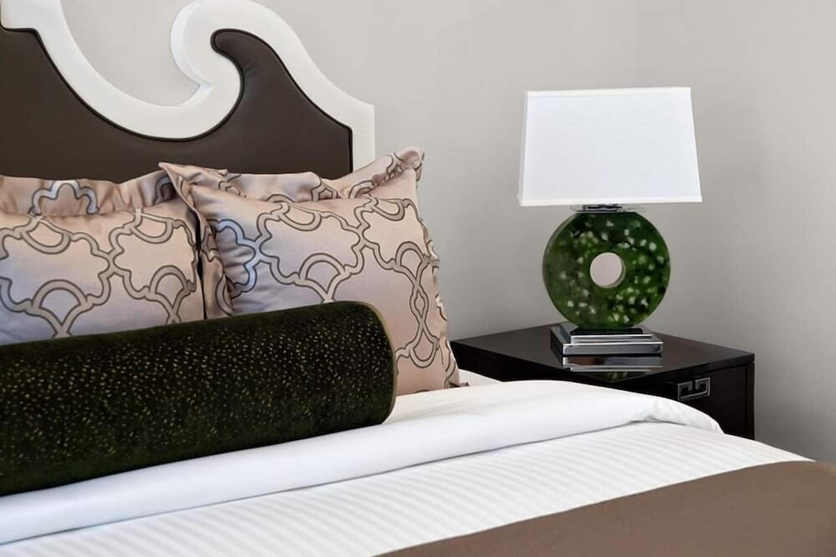 Premium bedding, in-room safe, desk, free WiFi