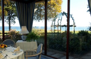 Petit-déjeuner, déjeuner et dîner servis sur place, vue sur la mer