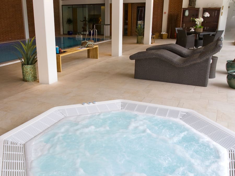 Innendørsbasseng og solsenger