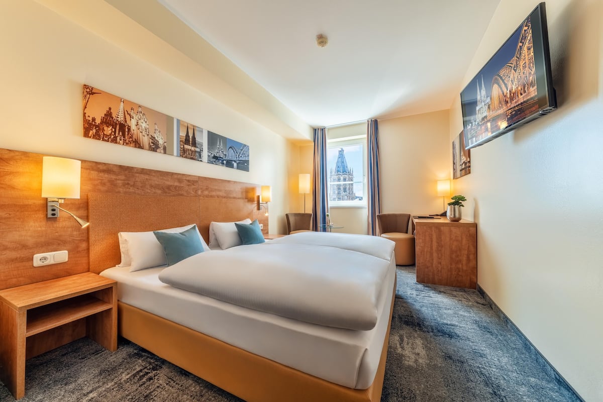 Comfort tweepersoonskamer | Hypoallergeen beddengoed, een minibar, een kluis op de kamer, een bureau