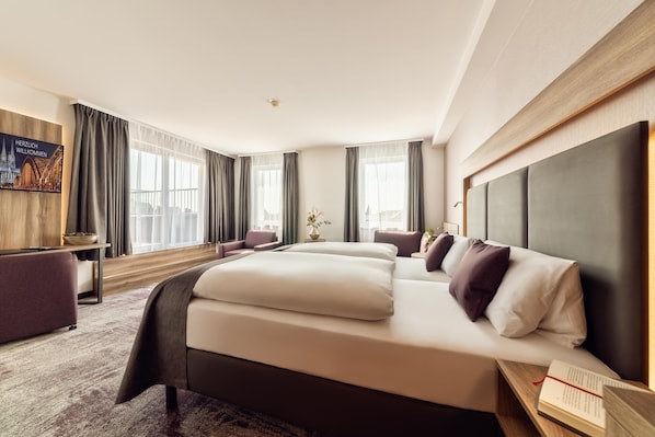 Junior suite, terras | Hypoallergeen beddengoed, een minibar, een kluis op de kamer, een bureau