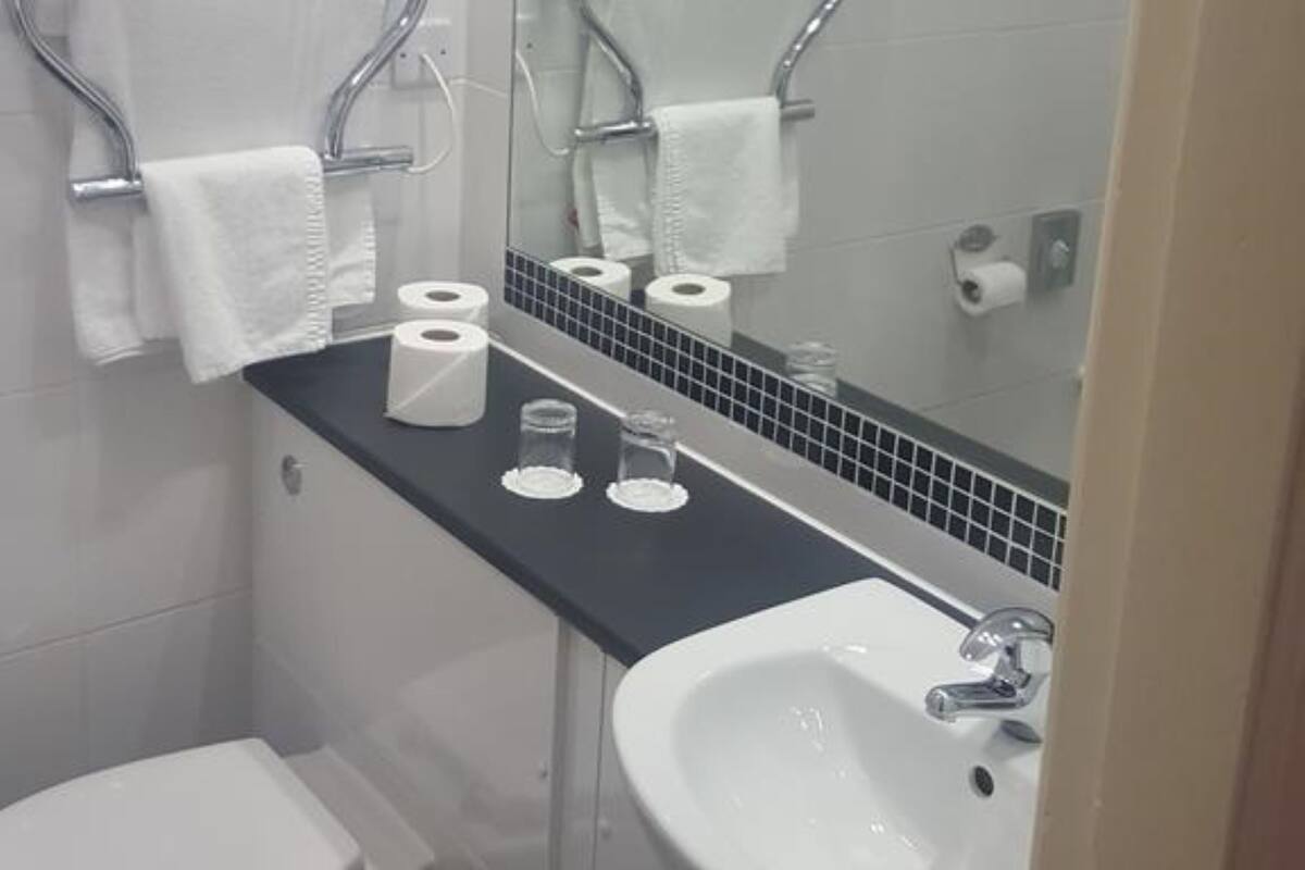 standard twin room | bathroom | combined shower/bathtub, free toiletries, hair dryer, towels