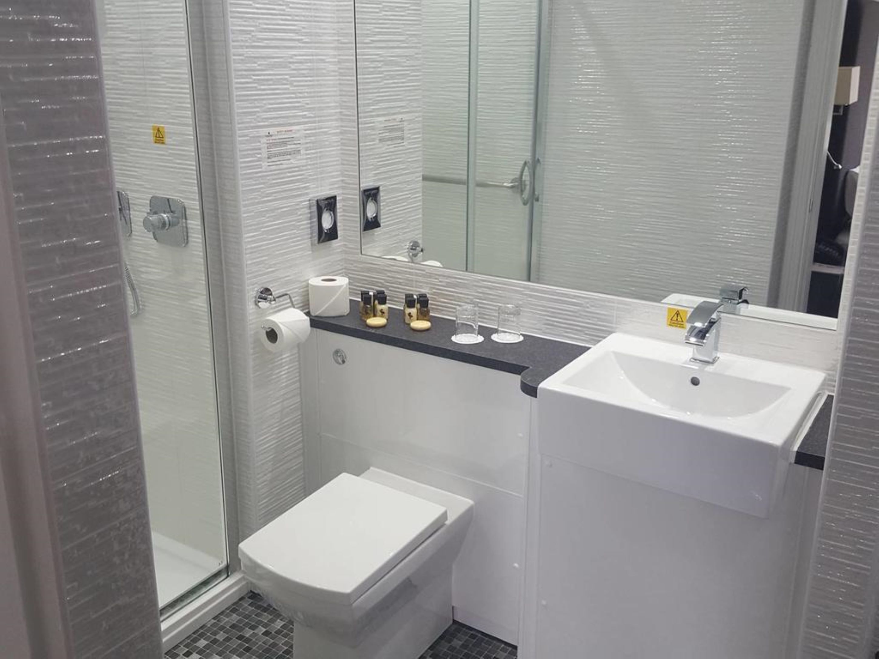 deluxe double room | bathroom | combined shower/bathtub, free toiletries, hair dryer, towels