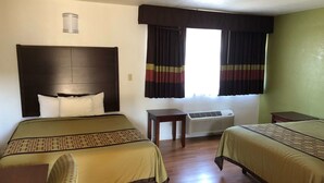 Kamar, 2 Tempat Tidur Queen, Bebas Asap Rokok | Meja kerja, setrika/meja setrika, Wi-Fi gratis, dan seprai linen