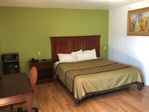 Habitación, 1 cama Queen size, para no fumadores | Escritorio, tabla de planchar con plancha, wifi gratis y ropa de cama 