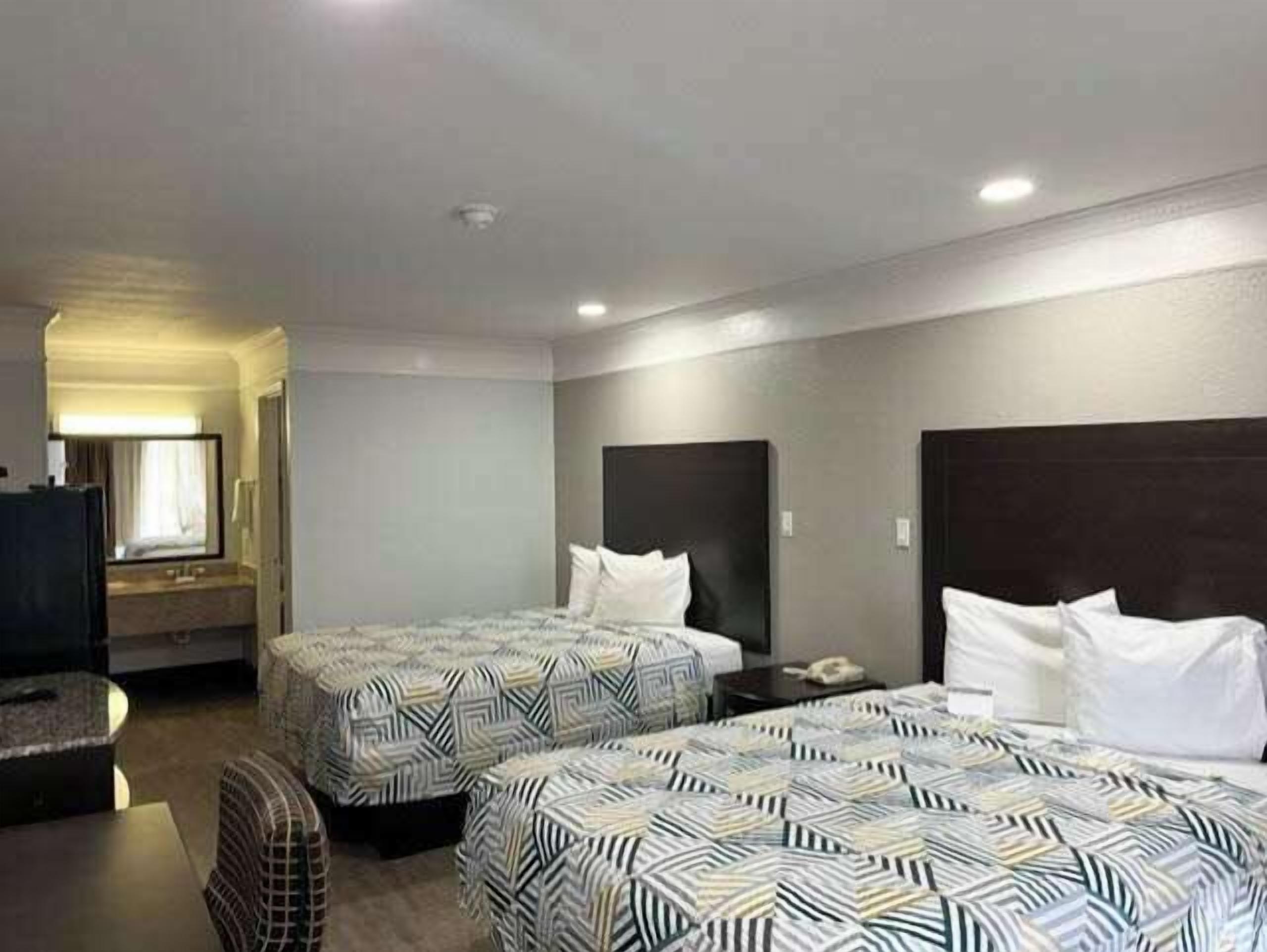 标准房, 2 张大床, 无烟房 | 办公桌、笔记本电脑工作区、熨斗/熨衣板、免费 WiFi