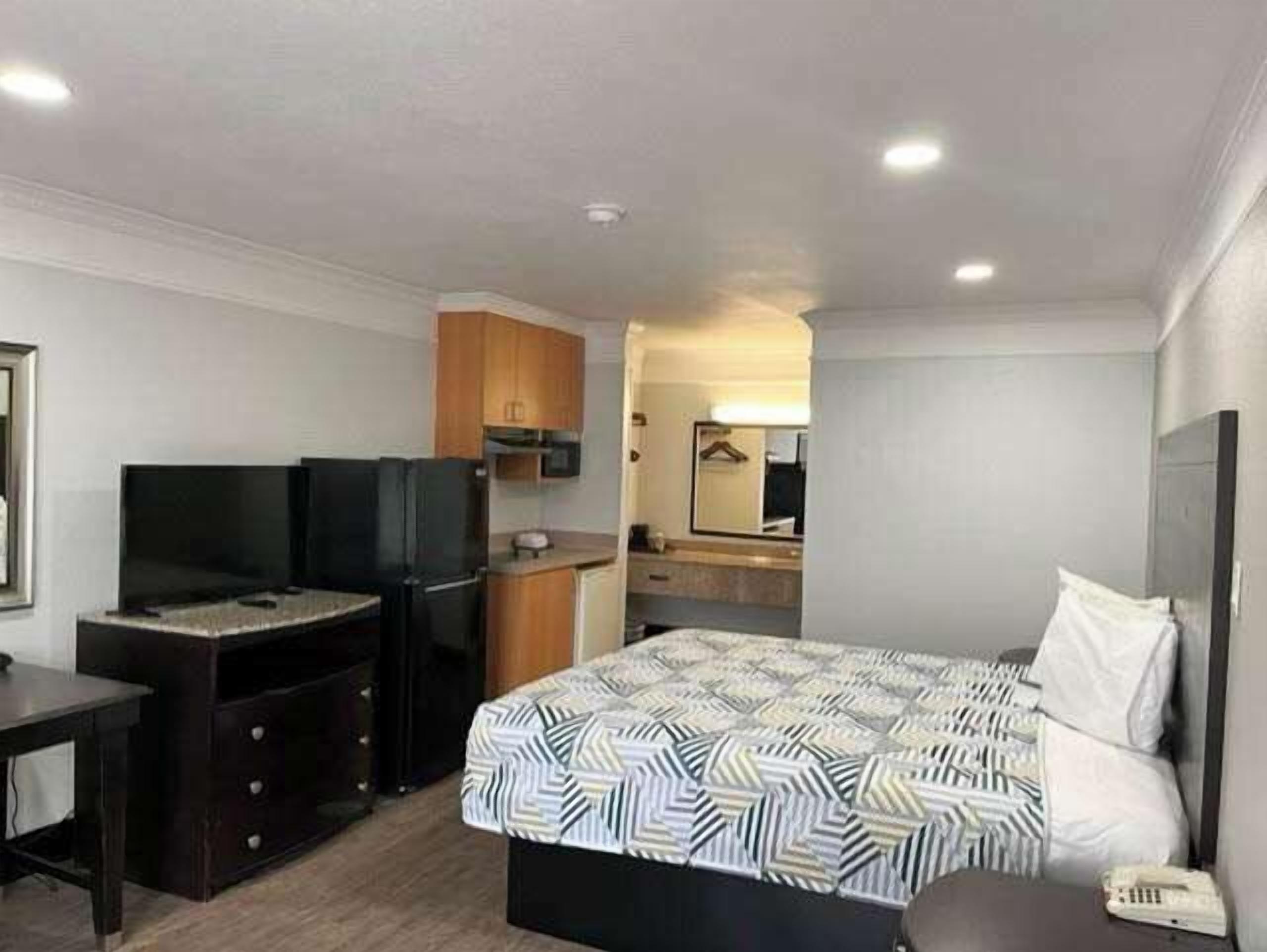 Desk, laptop workspace, iron/ironing board, free WiFi