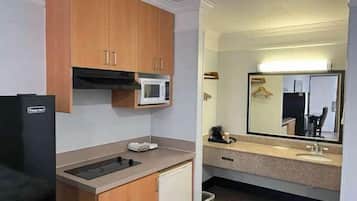 Escritorio y espacio para trabajar con laptop