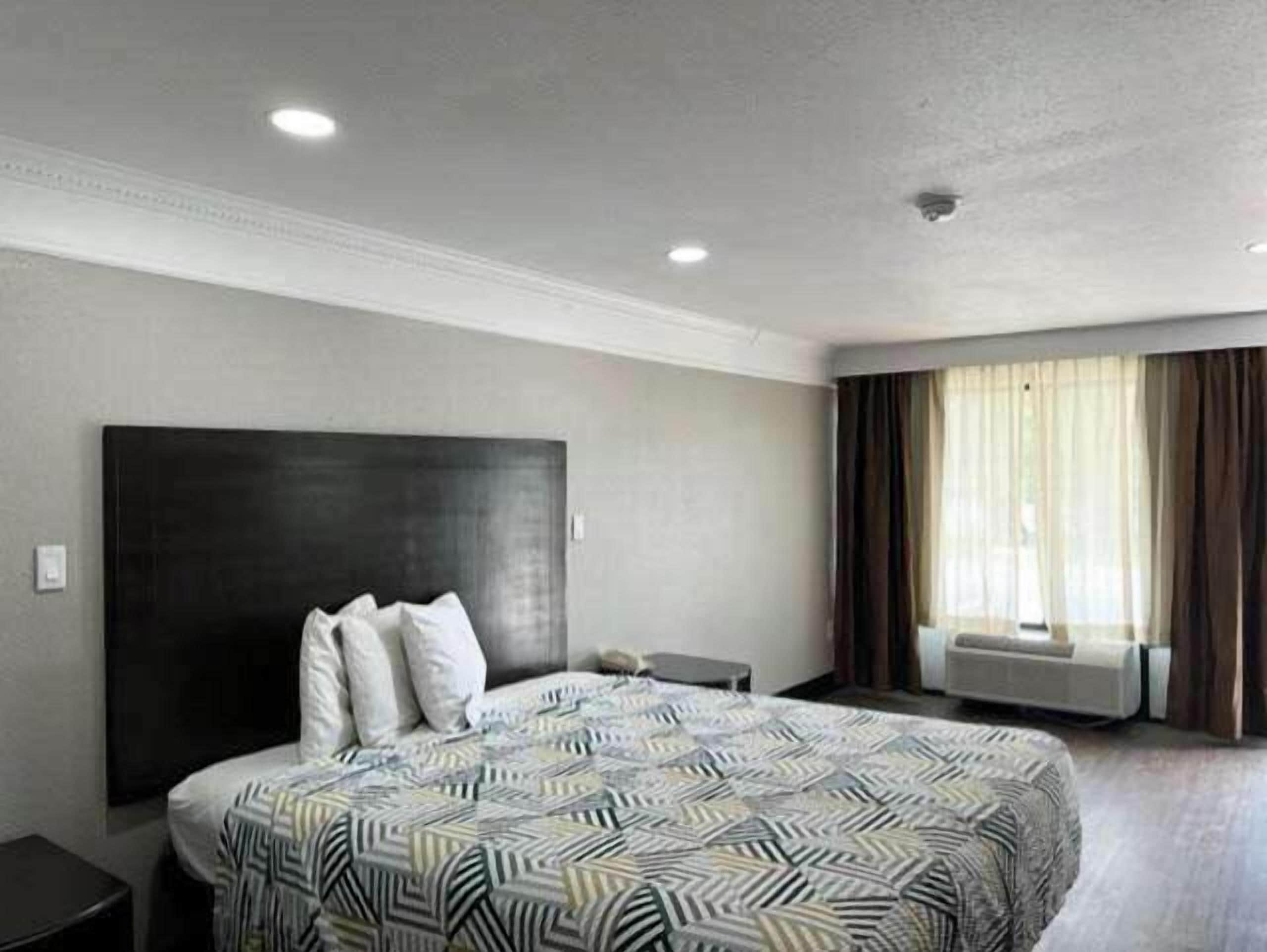 مكتب ومساحة عمل للكمبيوتر المحمول ومكواة/لوح كي وواي فاي مجانًا