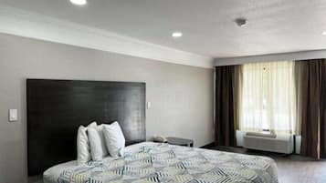 مكتب ومساحة عمل للكمبيوتر المحمول ومكواة/لوح كي وواي فاي مجانًا