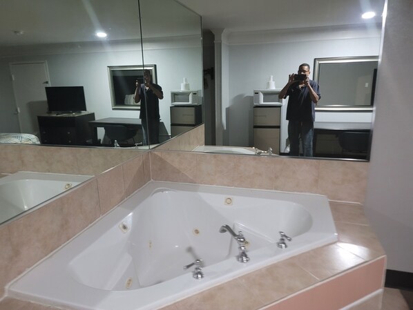Combined shower/bathtub, hair dryer, towels