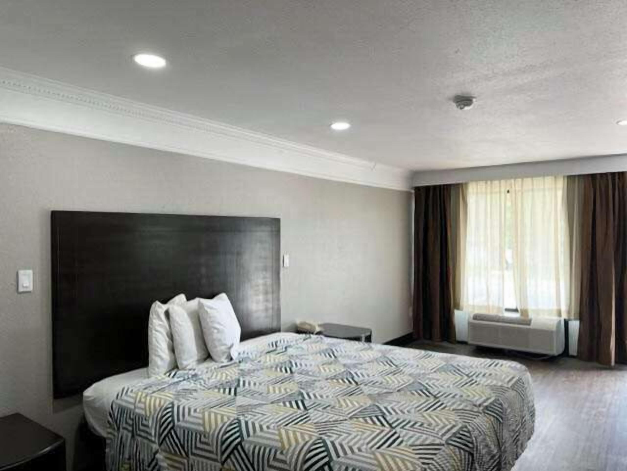 Desk, laptop workspace, iron/ironing board, free WiFi