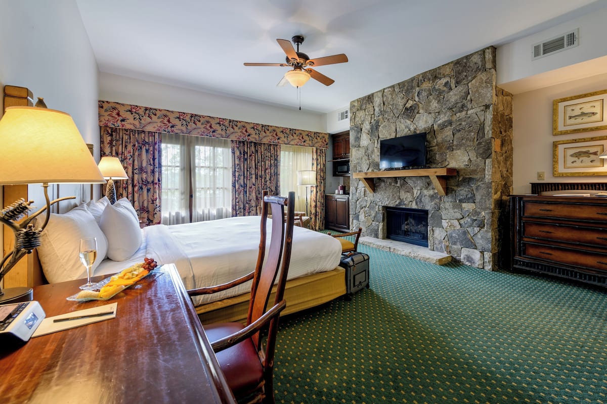 2 bedrooms, pillow-top beds, individually furnished, laptop workspace