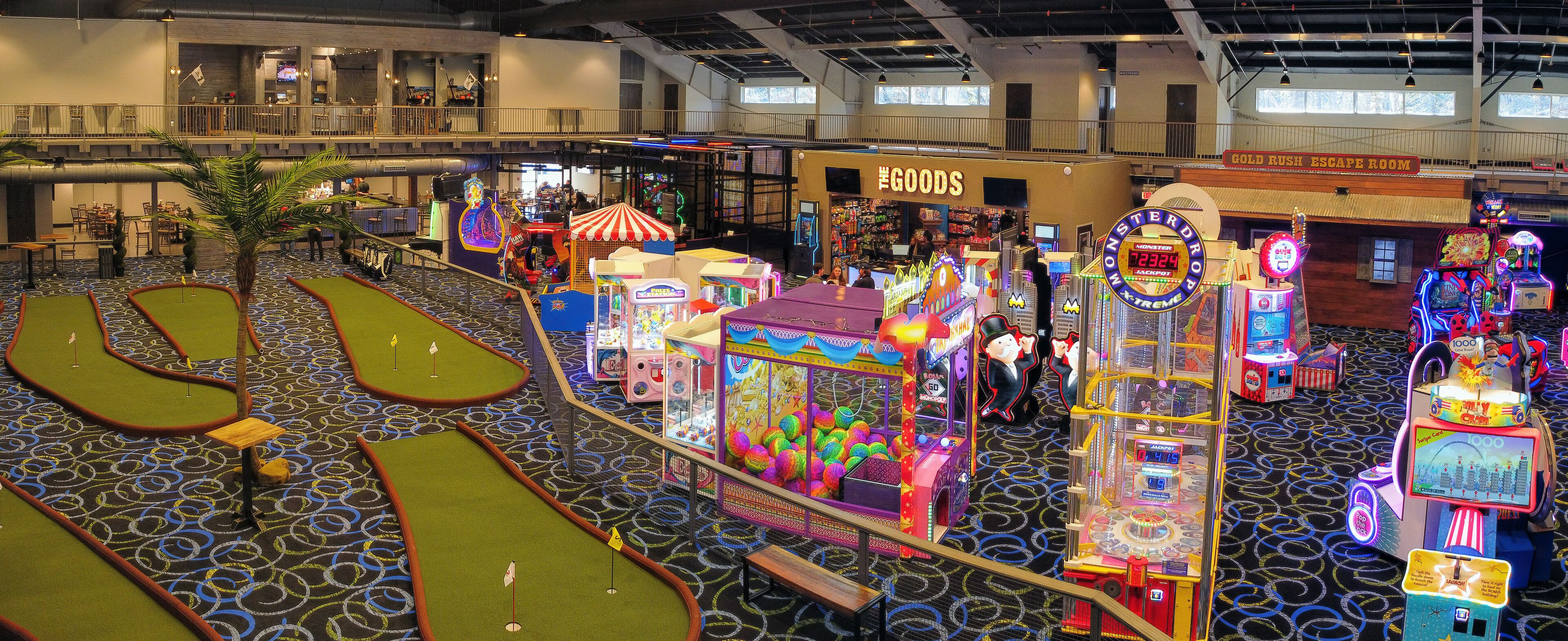 Een meerlaags indoor speelparadijs met diverse spelautomaten en een bowlingbaan.