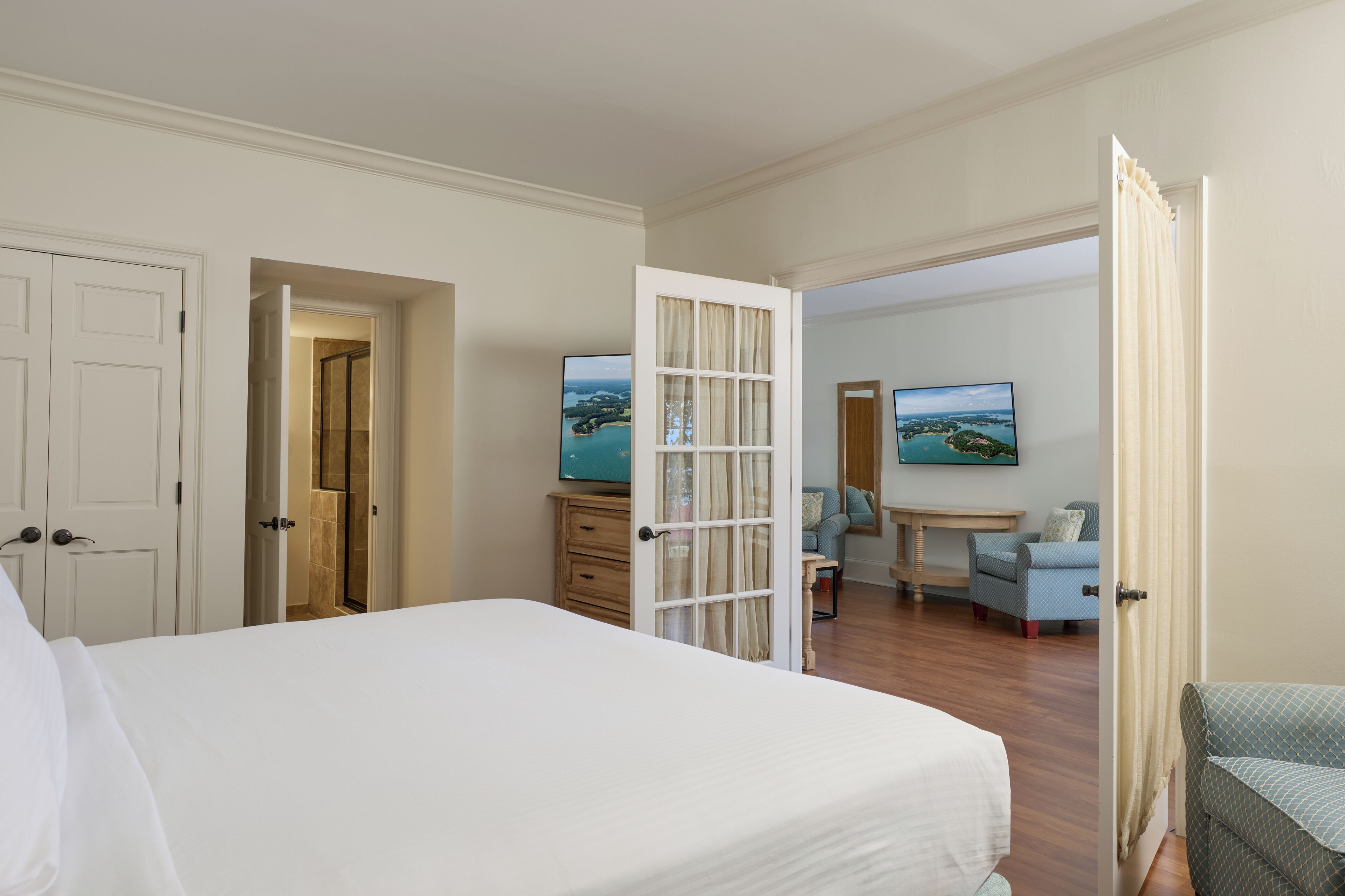 Deluxe Suite | Pillowtop beds, individually furnished, laptop workspace