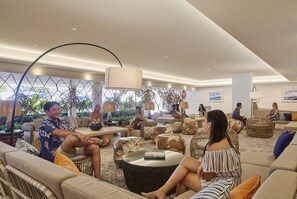 Lobby sitting area - OUTRIGGER Reef Waikiki Beach Resort (Honolulu)