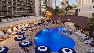 Een buitenzwembad, zwembadcabana's (toeslag)