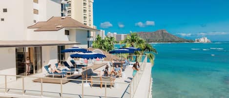 Ropa de cama de alta calidad y caja de seguridad en la habitación