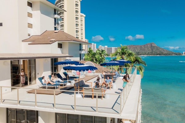 Hochwertige Bettwaren, Zimmersafe, Schreibtisch, Verdunkelungsvorhänge