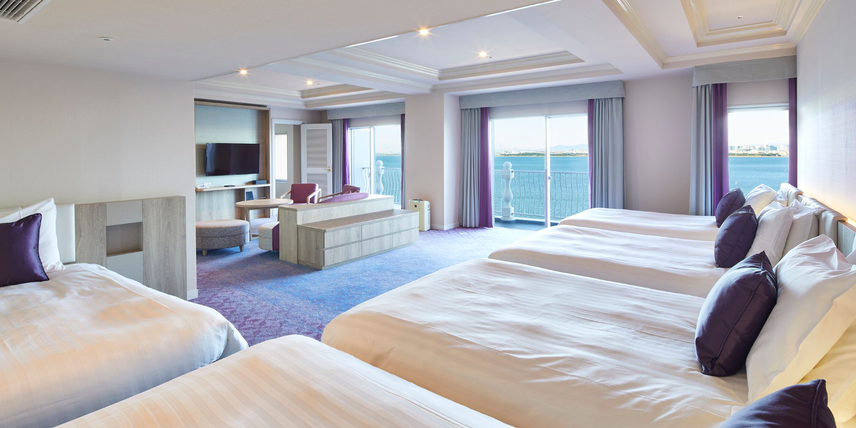 Nikko Gran Family, 5 Double Beds, Non Smoking, Sea View (No Guarantee to Enter Theme Park) | Hypo-allergenic bedding, memory foam beds, in-room safe, desk