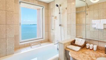 Douche, articles de toilette gratuits, sèche-cheveux, chaussons