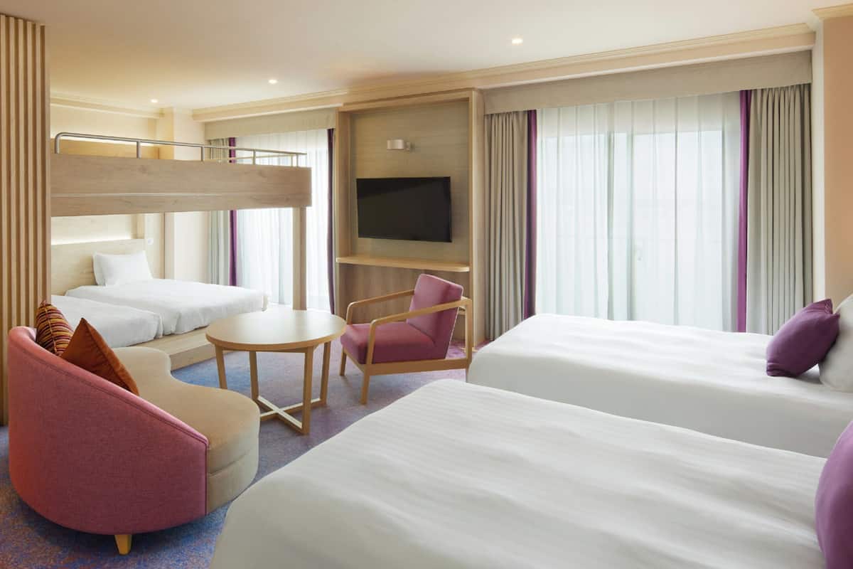 Nikko Bunk Bed Room with Lounge Access, Non Smoking, 12 Floor | Hypo-allergenic bedding, memory foam beds, in-room safe, desk