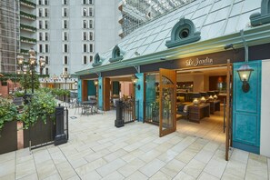2 restaurants; breakfast, lunch, and dinner served