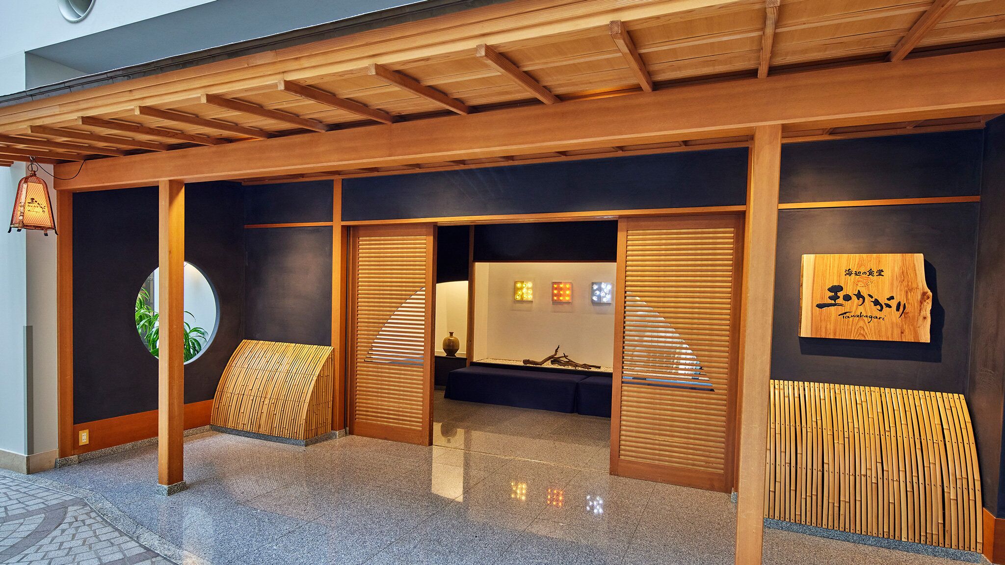 2 间餐厅，供应早餐、午餐和晚餐，日本菜