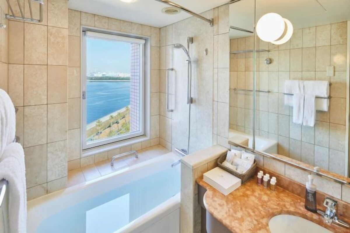 Baño | Regadera, amenidades de baño gratuitas, secadora de cabello, pantuflas 