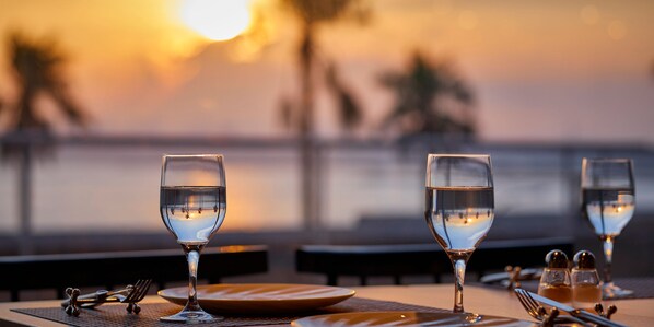 2 restaurantes; se sirven desayunos, almuerzos, cenas y cocina japonesa