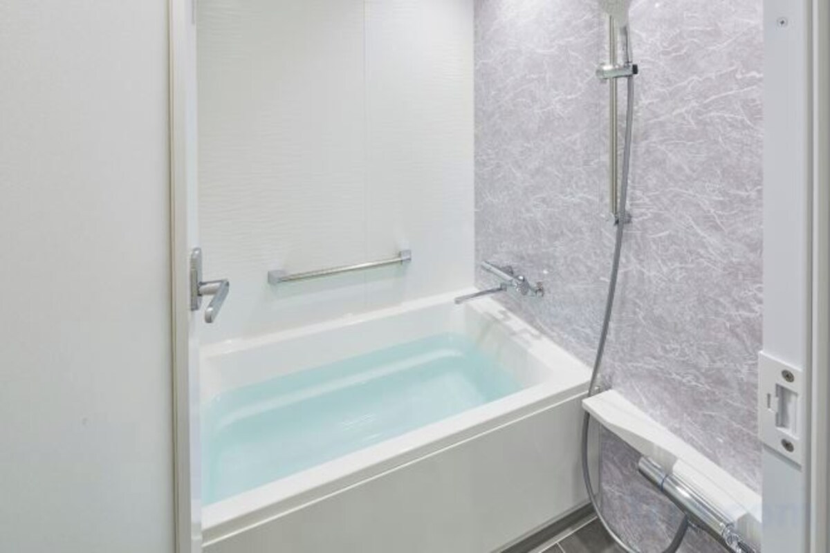 Badkamer | Een douche, gratis toiletartikelen, een haardroger, pantoffels
