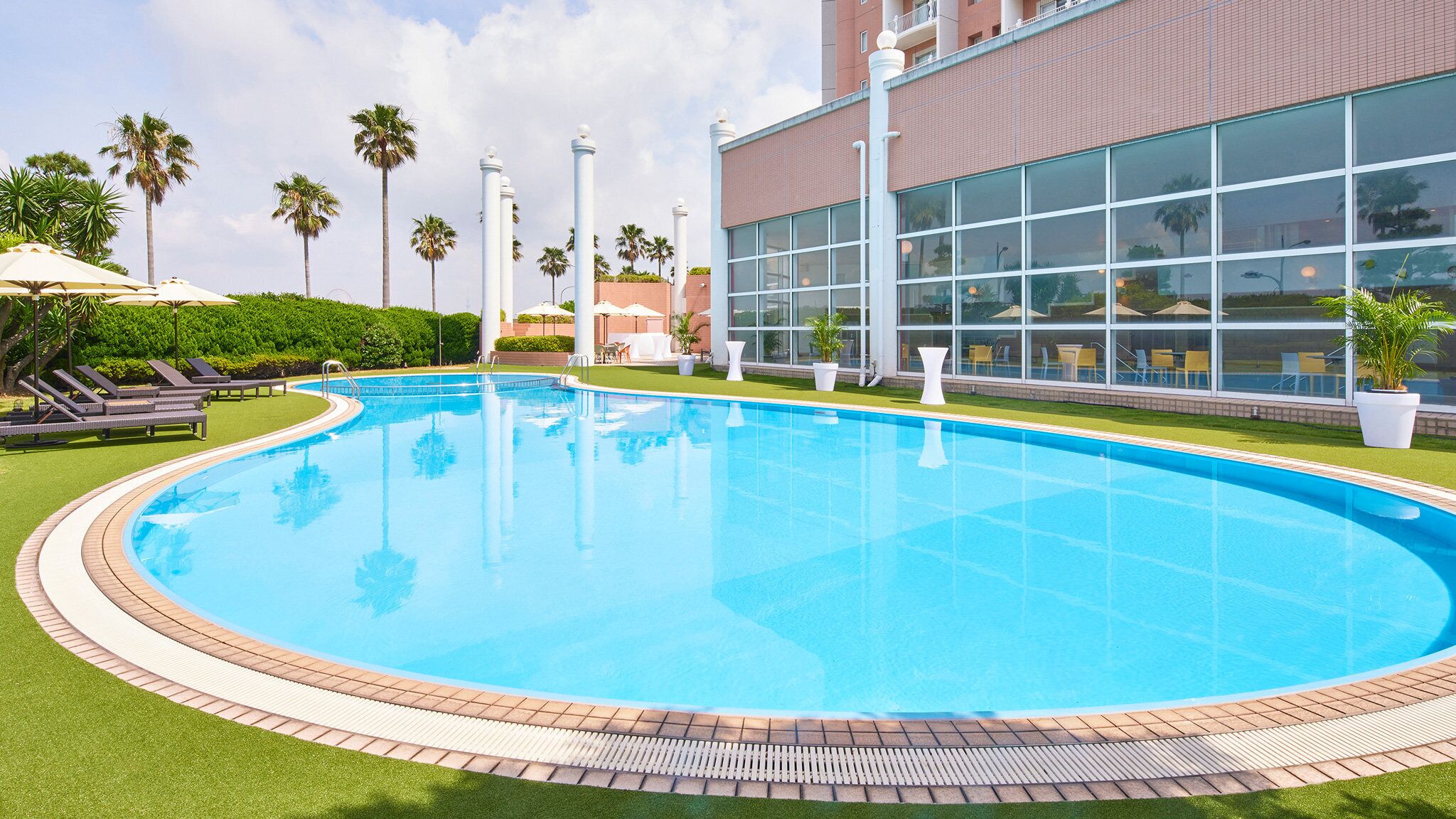 Kolam renang indoor dan kolam renang outdoor musiman