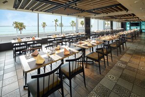 2 restaurants; breakfast, lunch, and dinner served