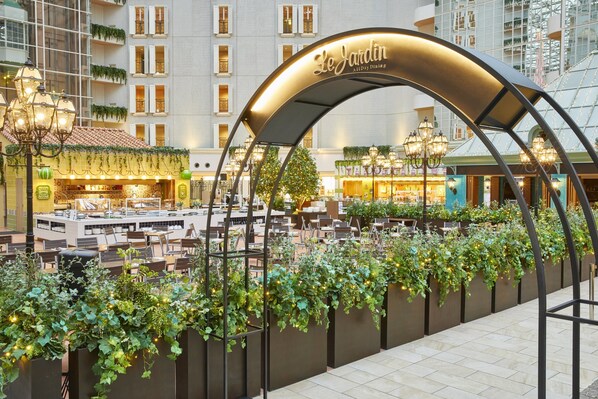 2 من المطاعم، حيث تُقدم وجبات الإفطار، الغداء، العشاء، الأطباق اليابانية