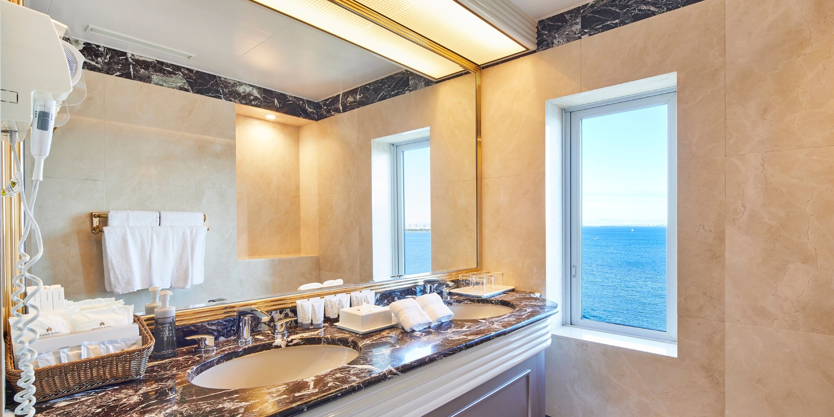 nikko gran family, 5 double beds, non smoking, sea view (no guarantee to enter theme park) | bathroom sink