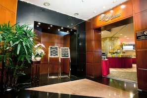2 restaurants, lunch, dinner, brunch served; Chinese cuisine