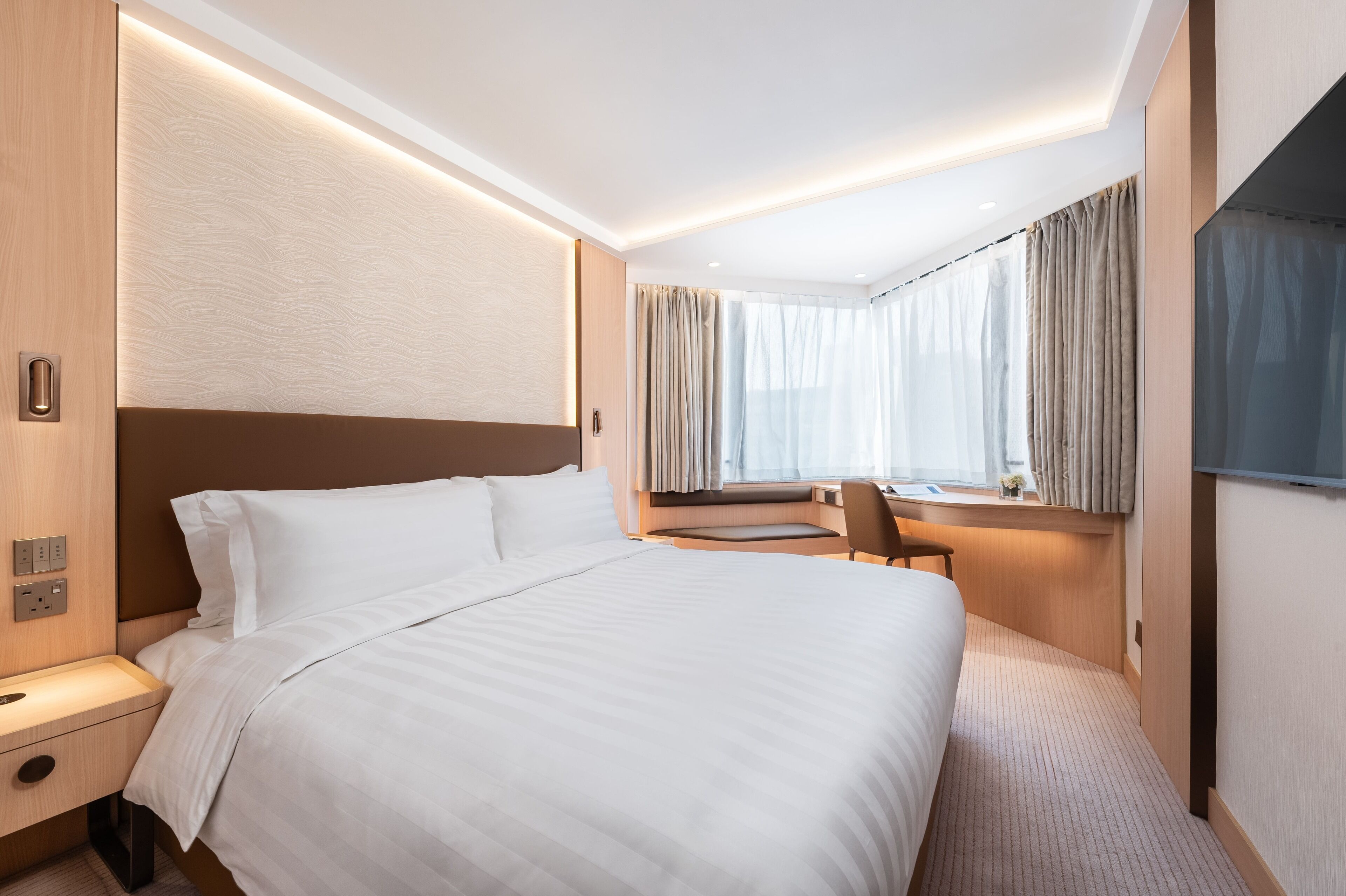 Minibar, in-room safe, desk, iron/ironing board