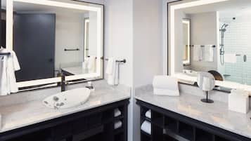 Een haardroger, badjassen, handdoeken, zeep