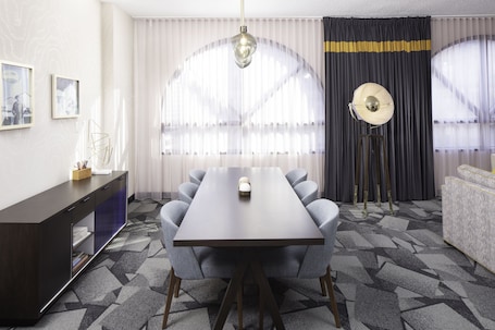 The Parlor | 1 bedroom, premium bedding, down comforters, in-room safe