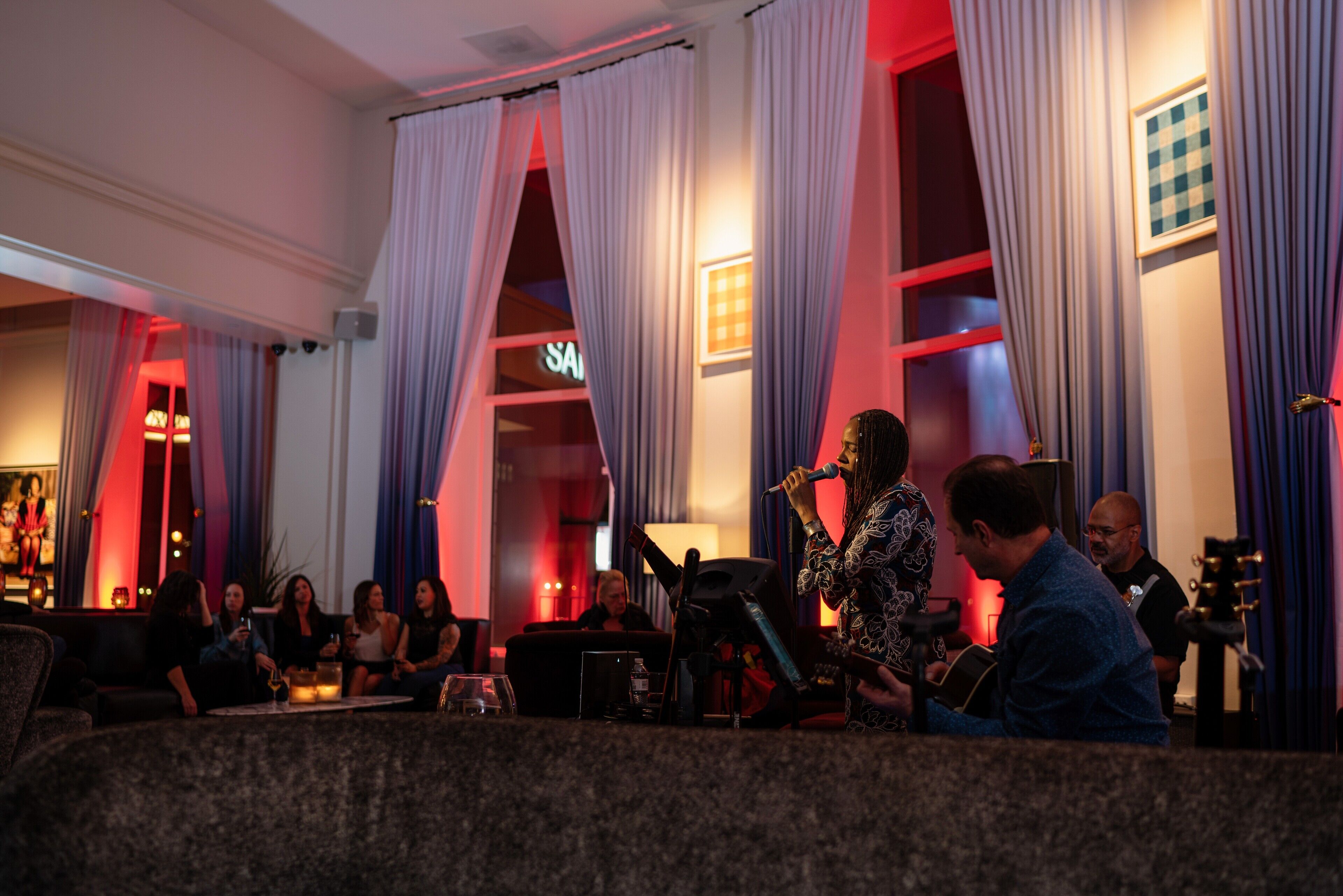 2 bars/lounges, champagne bar, lobby lounge