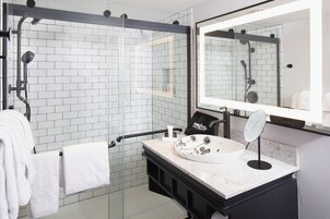 Monolocale, 1 letto king | Bagno | Asciugacapelli, accappatoio, asciugamani, sapone