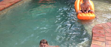 Kolam renang outdoor