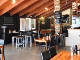 供应晚餐，地方菜，海滩景观