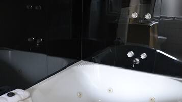 King Spa Room | Bathroom | Free toiletries, hair dryer, towels