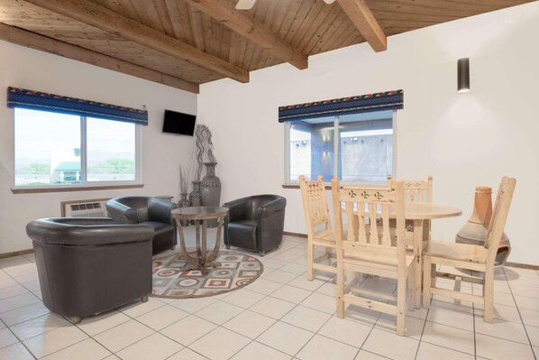 Lobby - Days Inn by Wyndham Taos (Taos)