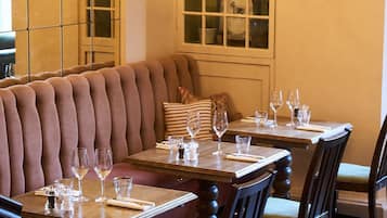 Se ofrece un desayuno completo (16.00 GBP por persona)