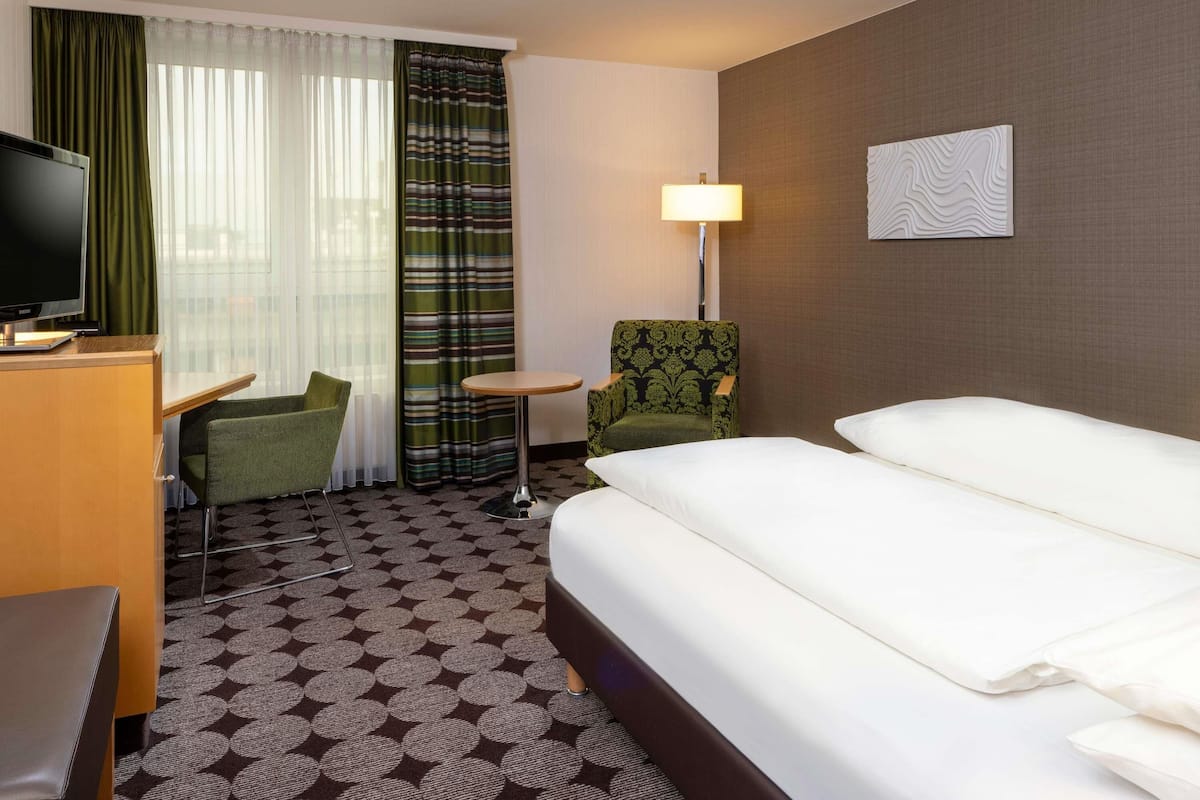 Allergitestet sengetøy, minibar, safe på rommet og skrivebord