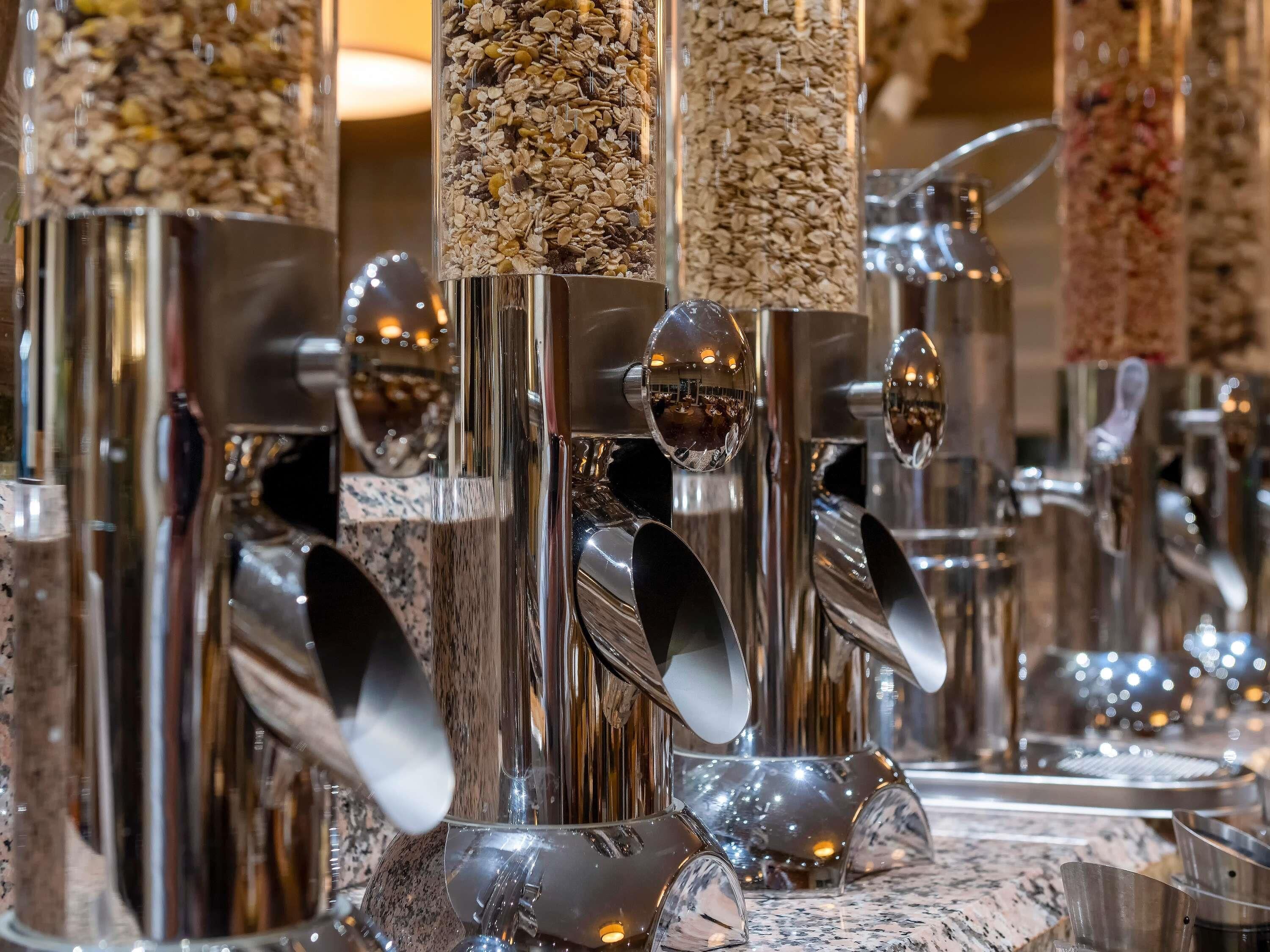 อาหารเช้าแบบบุฟเฟ่ต์ทุกวัน (EUR 25.00 ต่อคน)