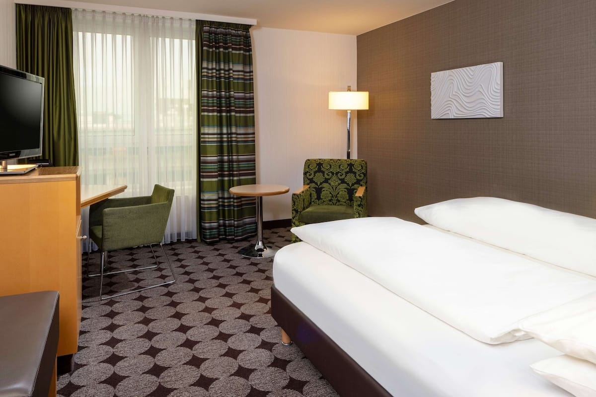 Seprai antialergi, minibar, brankas, dan meja kerja