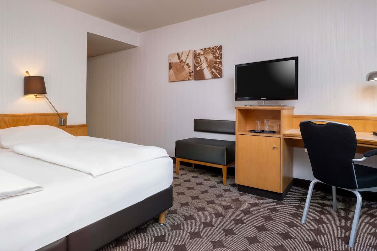 Allergitestade sängkläder, minibar och värdeförvaringsskåp på rummet